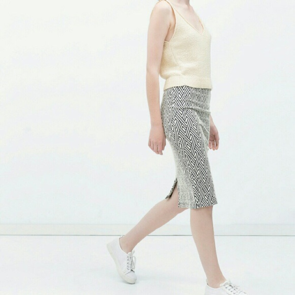 Zara White & Black Chevron pencil skirt!